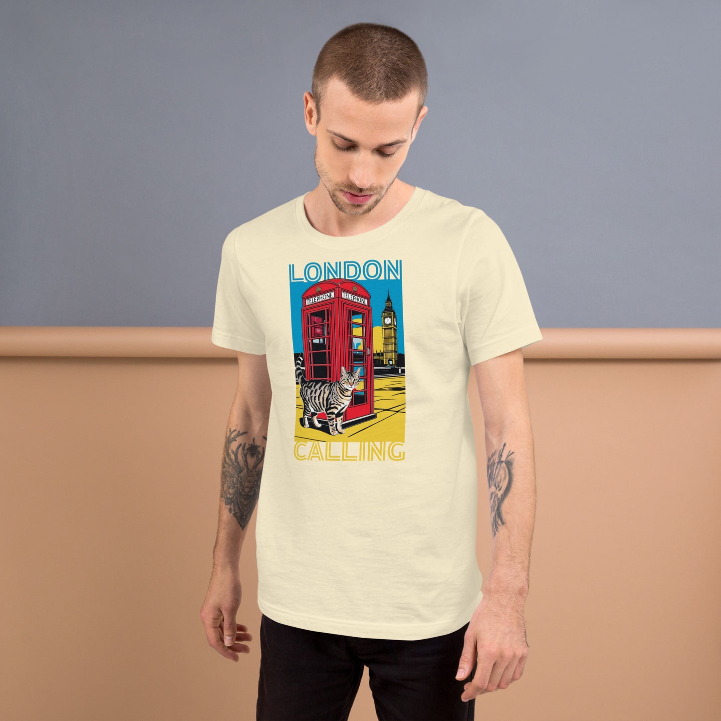 Man wearing a natural London Cat T-Shirt.